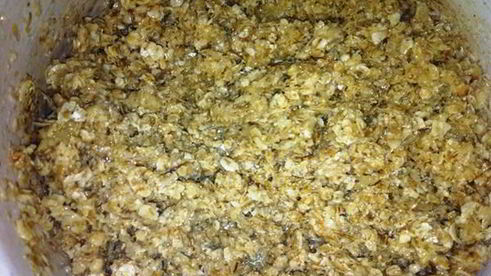 пирожное с карамелизированными овсяными хлопьями