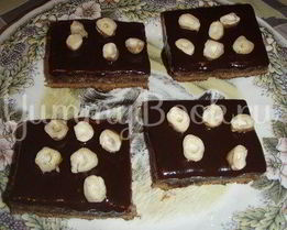 Шоколадное пирожное с орехами