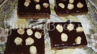 Шоколадное пирожное с орехами