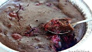 Шоколадный брауни с малиной