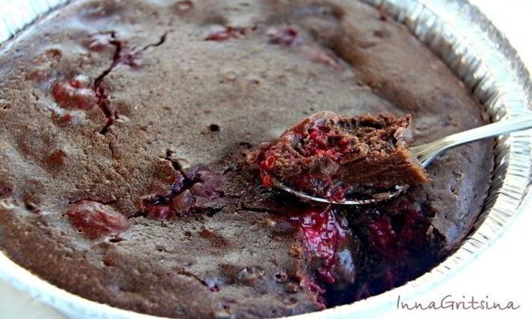 Рецепт шоколадного брауни с малиной