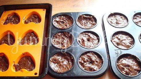 шоколадные пирожные с черносливом и орехами