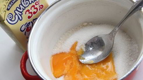 сливочное пирожное с вишней