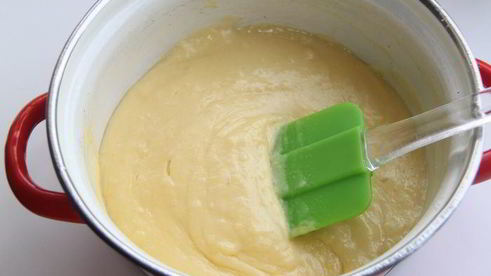 сливочное пирожное с вишней