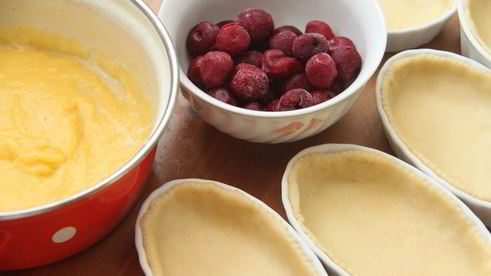 сливочное пирожное с вишней