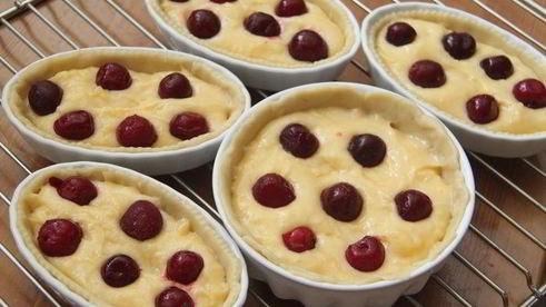 сливочное пирожное с вишней