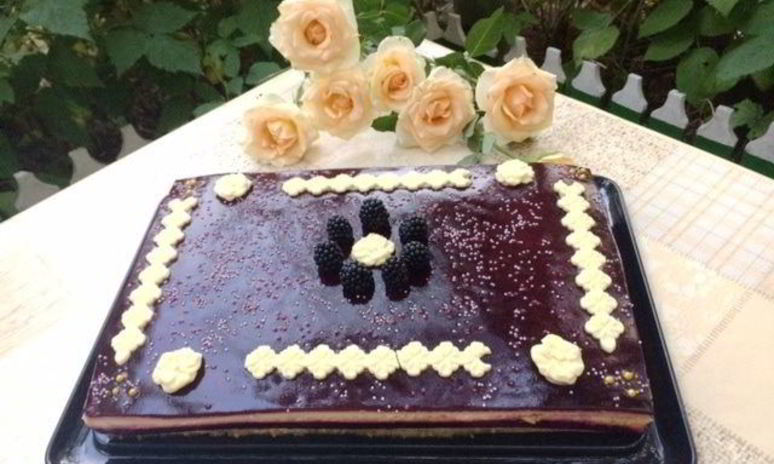 Рецепт торта-пирожного с клубникой и смородиной