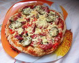 Быстрая пицца с колбасой и овощами