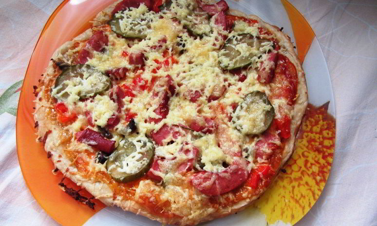 Рецепт быстрой пиццы с колбасой и овощами