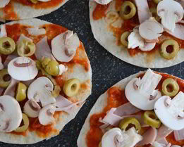 Быстрая пицца с оливками на лепешках