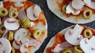 Быстрая пицца с оливками на лепешках