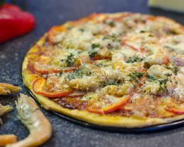 Домашняя пицца с креветками и сыром