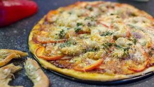 Домашняя пицца с креветками и сыром