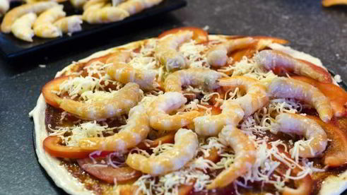 домашняя пицца с креветками и сыром