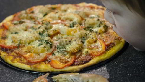 домашняя пицца с креветками и сыром