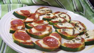 Мини-пицца из кабачков на гриле