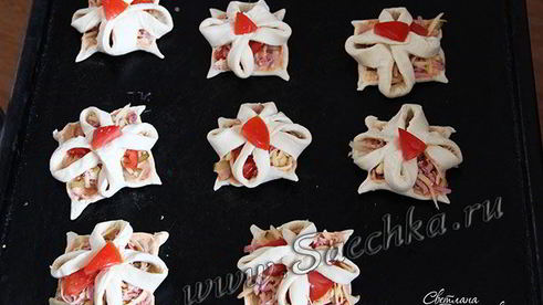 мини-пиццы из слоеного теста