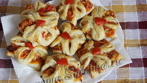 мини-пиццы из слоеного теста