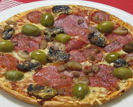 Пикантная пицца с салями