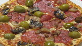 Пикантная пицца с салями