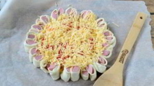 пицца из сосисок в тесте