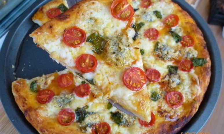 Рецепт пиццы с двумя видами сыра, черри и базиликом