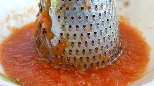 пицца с двумя видами сыра, черри и базиликом