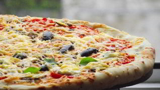 Пицца с фетой, помидорами и оливками