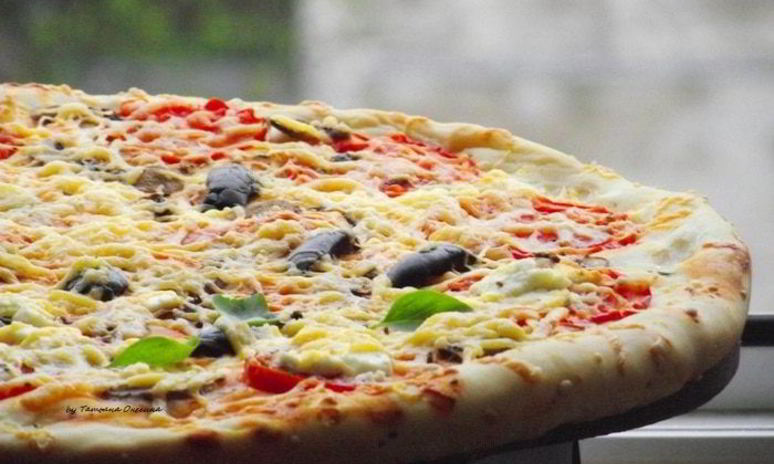 Рецепт пиццы с фетой, помидорами и оливками