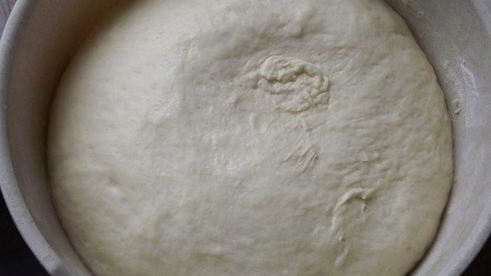 пицца с фетой, помидорами и оливками