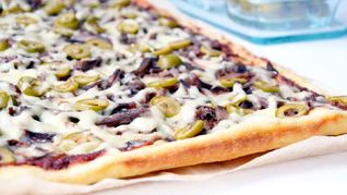 Пицца с говяжьим языком и оливками