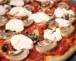 Пицца с грибами и козьим сыром