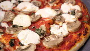 Пицца с грибами и козьим сыром