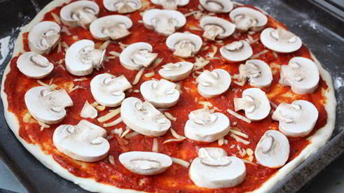 пицца с грибами и козьим сыром