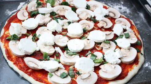 пицца с грибами и козьим сыром