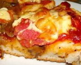 Пицца с грибами и салями