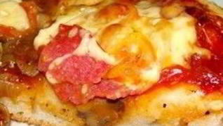 Пицца с грибами и салями