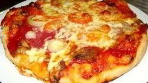 пицца с грибами и салями