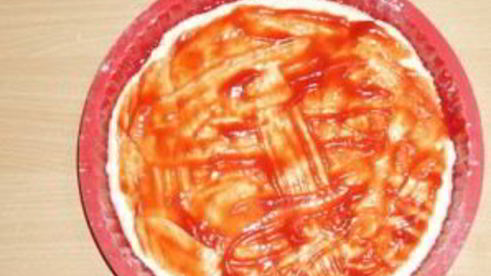 пицца с колбасой, грибами, помидорами и сыром