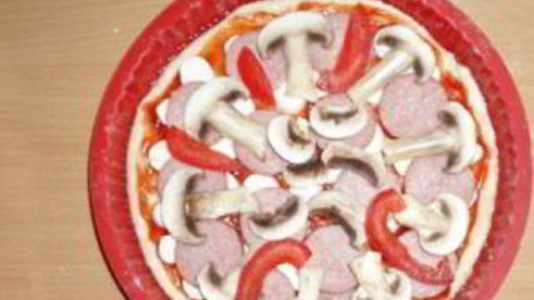 пицца с колбасой, грибами, помидорами и сыром