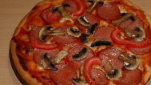 пицца с колбасой, грибами, помидорами и сыром