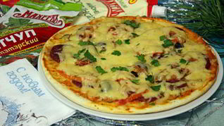 Пицца с колбасой и маринованными огурцами