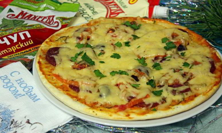 Рецепт пиццы с колбасой и маринованными огурцами