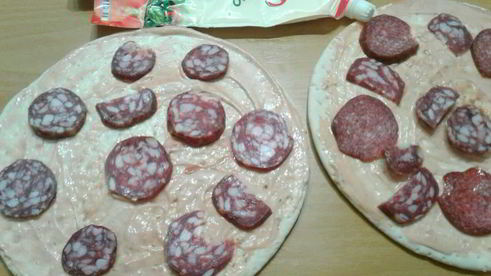 пицца с колбасой и маринованными огурцами