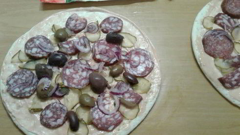 пицца с колбасой и маринованными огурцами
