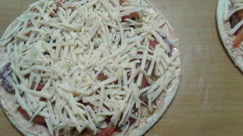 пицца с колбасой и маринованными огурцами