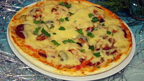 пицца с колбасой и маринованными огурцами