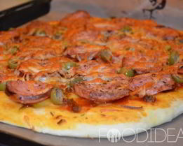 Пицца с колбасой и сыром