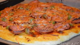 Пицца с колбасой и сыром