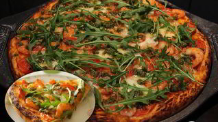 Пицца с креветками и рукколой
